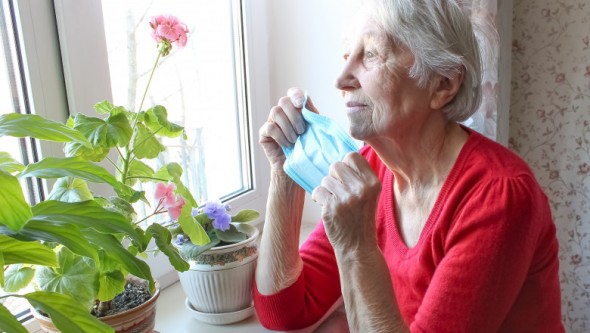 Epidemiolog: Riscul de infectare cu COVID-19 este de 20 de ori mai mare în interior